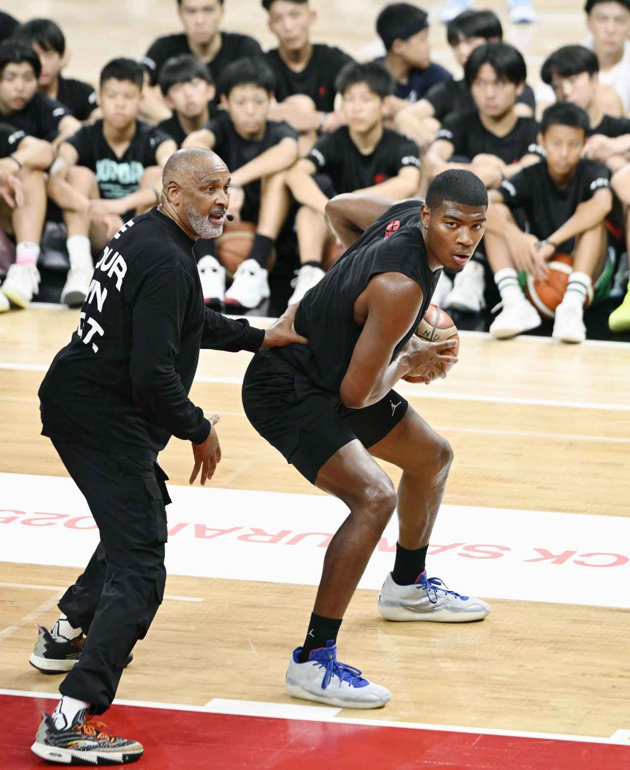 画像: 昨年8月の中高生らを指導するキャンプで、NBAの試合前に実践している練習を披露する八村塁(右)=IGアリーナ
