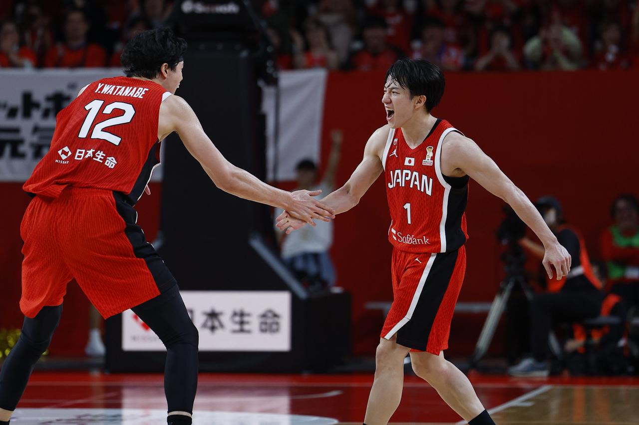 画像: 2026年3月に行われたバスケ男子W杯アジア1次予選に出場した齋藤拓実(右)