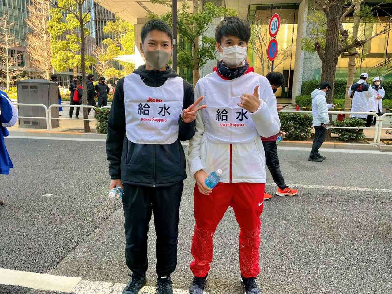 画像: 2021年の箱根駅伝で大手町で撮影した写真。前日に3区を走り、アンカーの給水係としてゴールを待つ。右は鳥取城北の同級生で中央大学に進学した大森太楽選手（現中国電力陸上部所属）（本人提供）