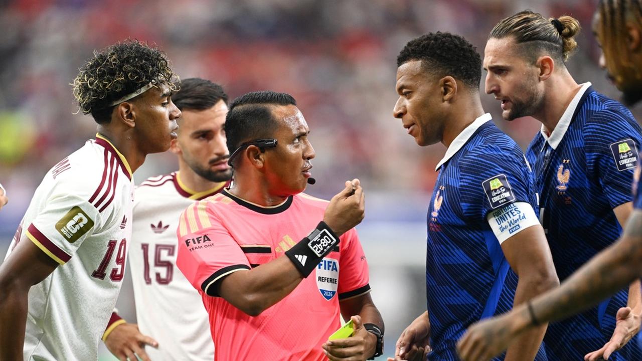 画像: W杯日本代表戦で靴下を履き直させた主審…フランス代表デシャン監督が痛烈批判!「あの審判が準決勝のレベルか?」 - Qoly-Sports&the Style