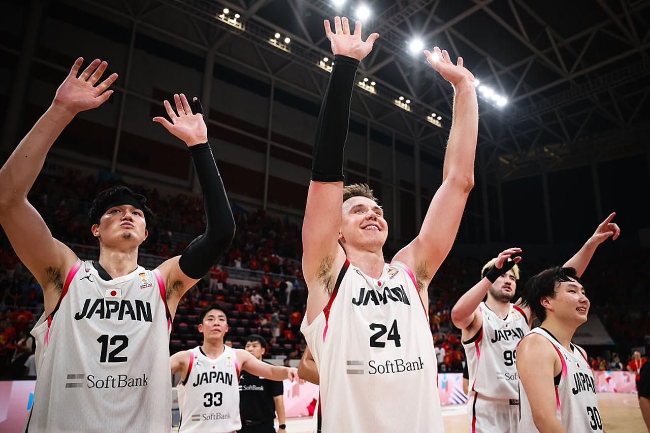 画像: 中国戦後、ファンに応える渡邊雄太(左)とジョシュ・ホーキンソン Photo by Hu Boyang/FIBA via Getty Images