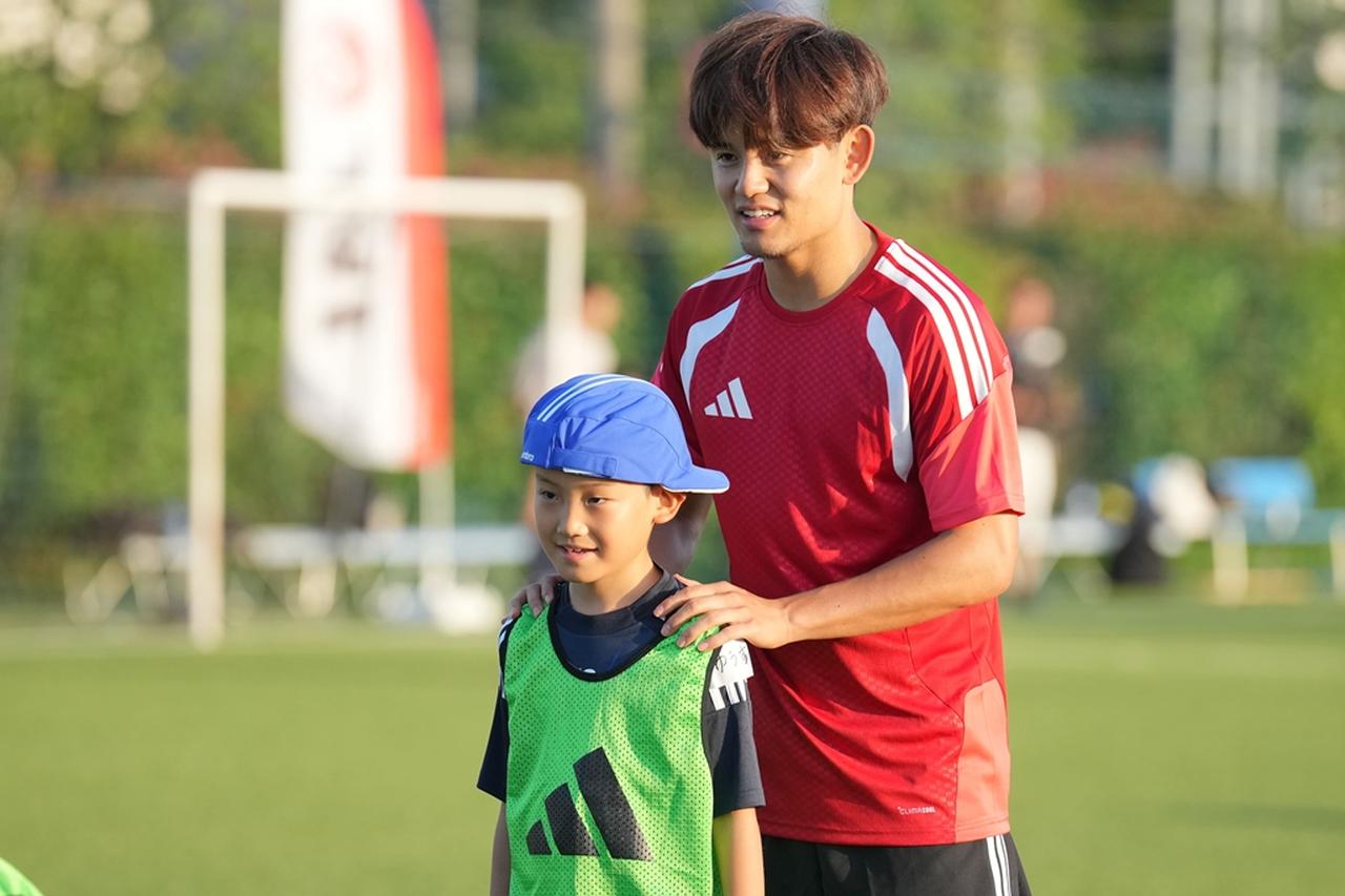 画像1: 久保建英、思い出のグラウンドでJALとサッカークリニック開催!良いパスを出す秘訣は「受け手が次に何をしたいかを考えること」