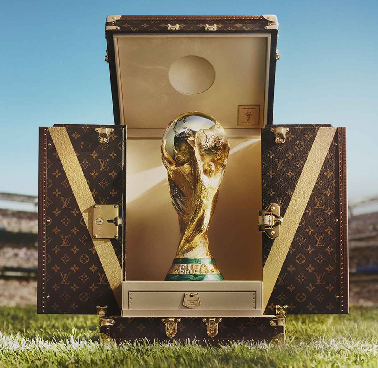 画像1: W杯優勝トロフィーは「ルイ・ヴィトン」のトランクに収納!2010年大会から“最高峰の職人”が手掛ける