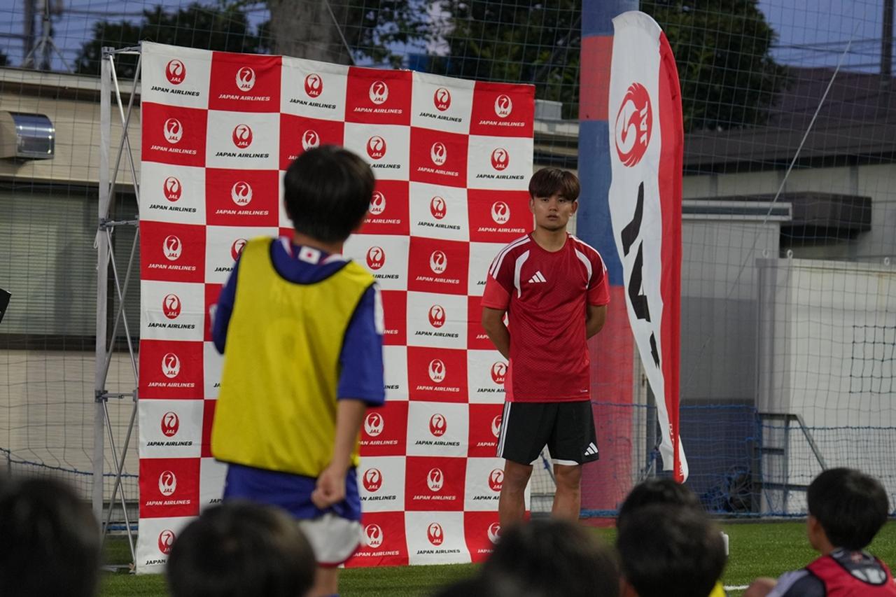 画像3: 久保建英、思い出のグラウンドでJALとサッカークリニック開催!良いパスを出す秘訣は「受け手が次に何をしたいかを考えること」