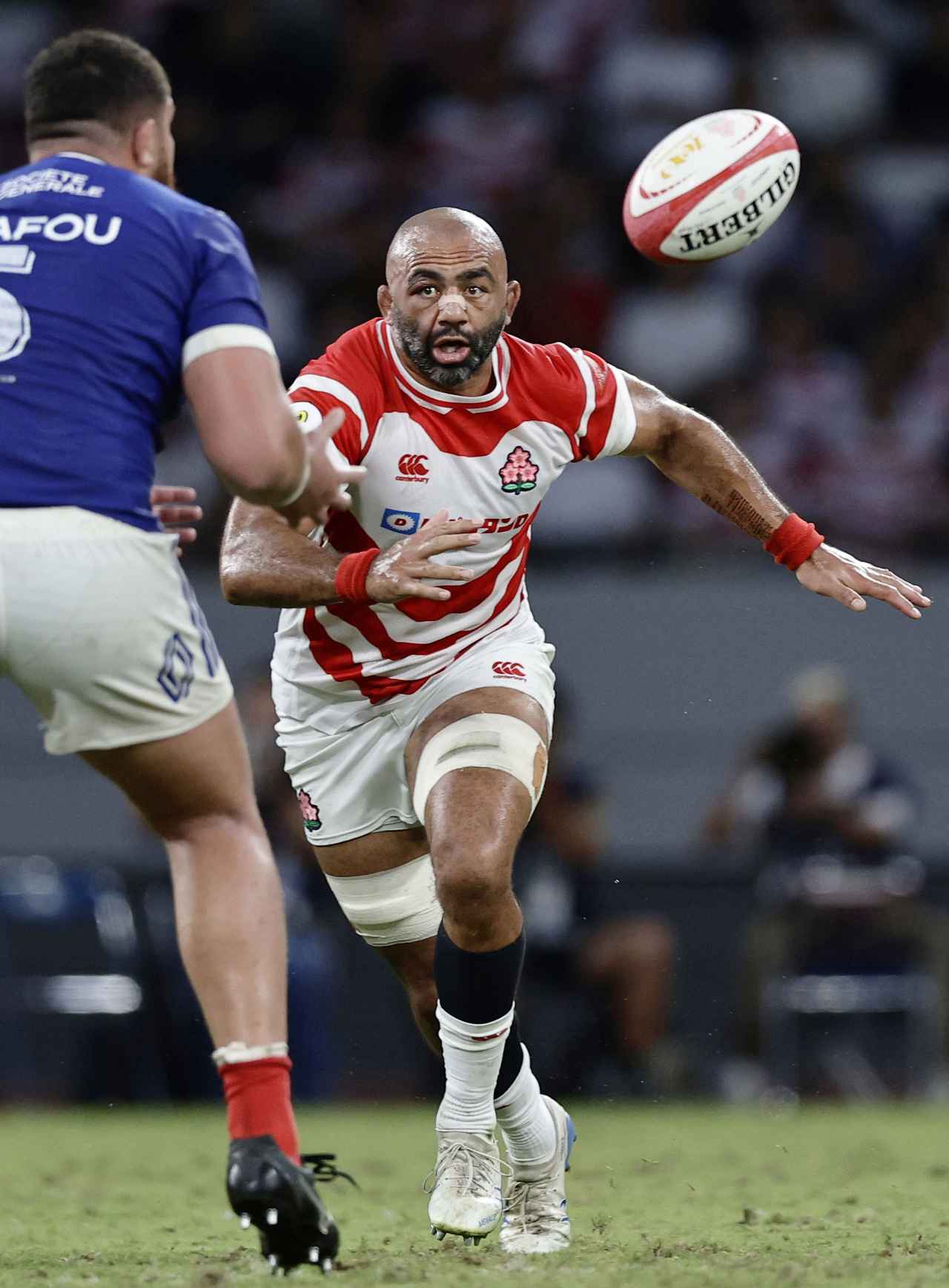 画像: ネーションズ選手権第3戦 日本―フランス 後半、プレーするリーチ=MUFG国立