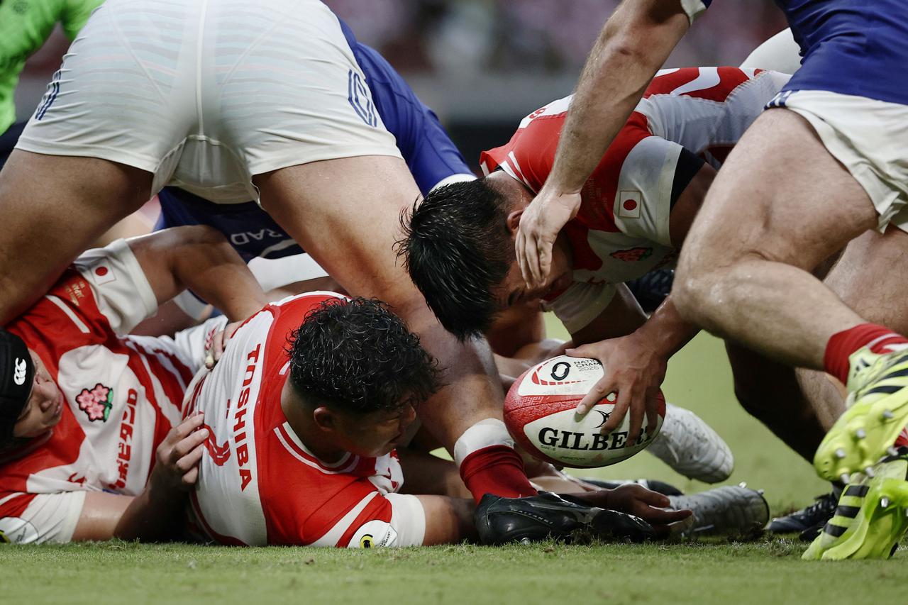 画像: ネーションズ選手権第3戦 日本―フランス 前半、トライを決める大塚(右)=MUFG国立