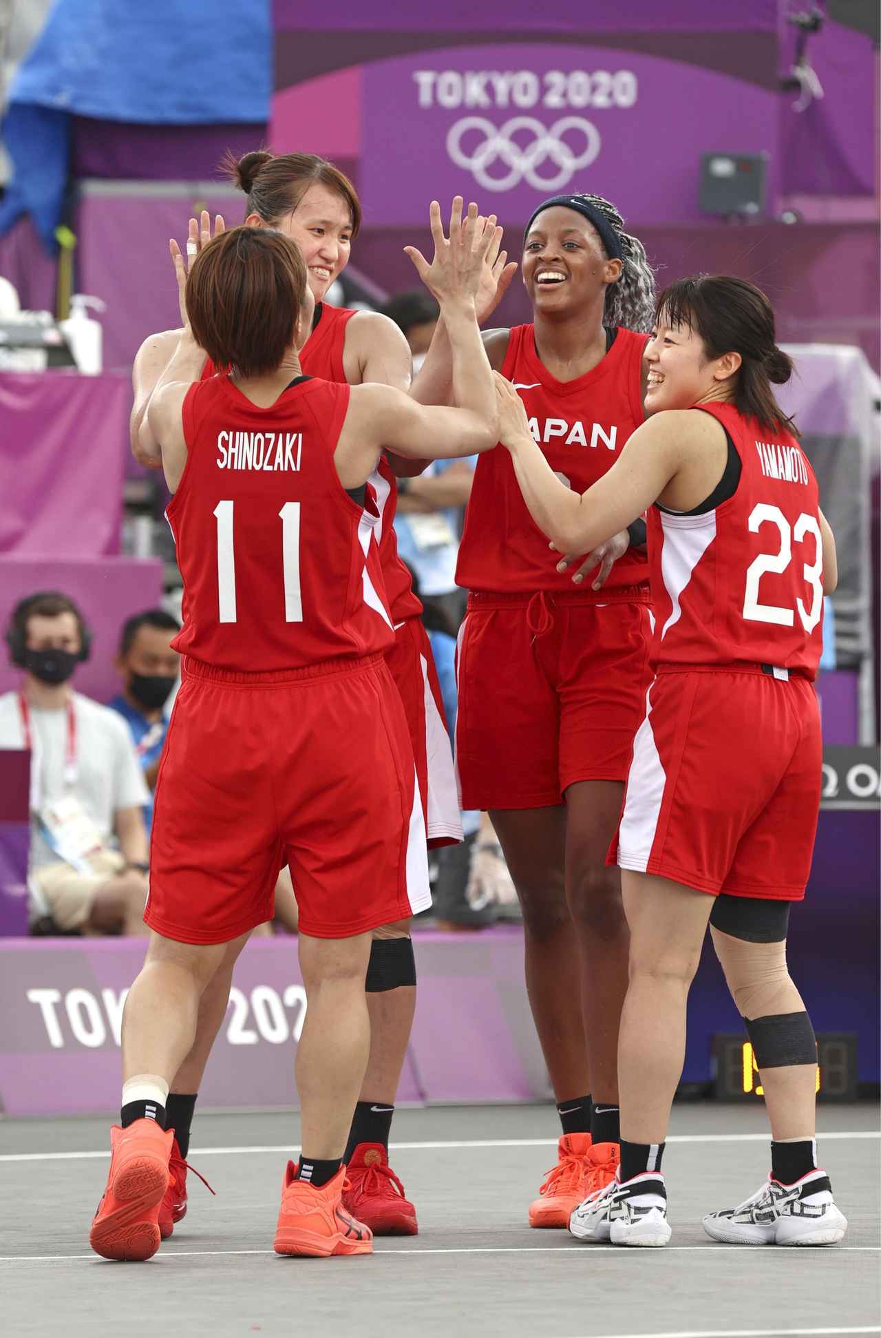 画像: 日本代表 バスケ３人制女子１次Ｌ 　イタリアに勝利し決勝トーナメント進出を決め喜ぶ（左から）篠崎（１１）、西岡、馬瓜ス、山本＝青海アーバンスポーツパーク　2021年07月