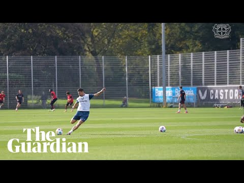 画像: Leverkusen manager Xabi Alonso turns back the clock with passing skills www.youtube.com