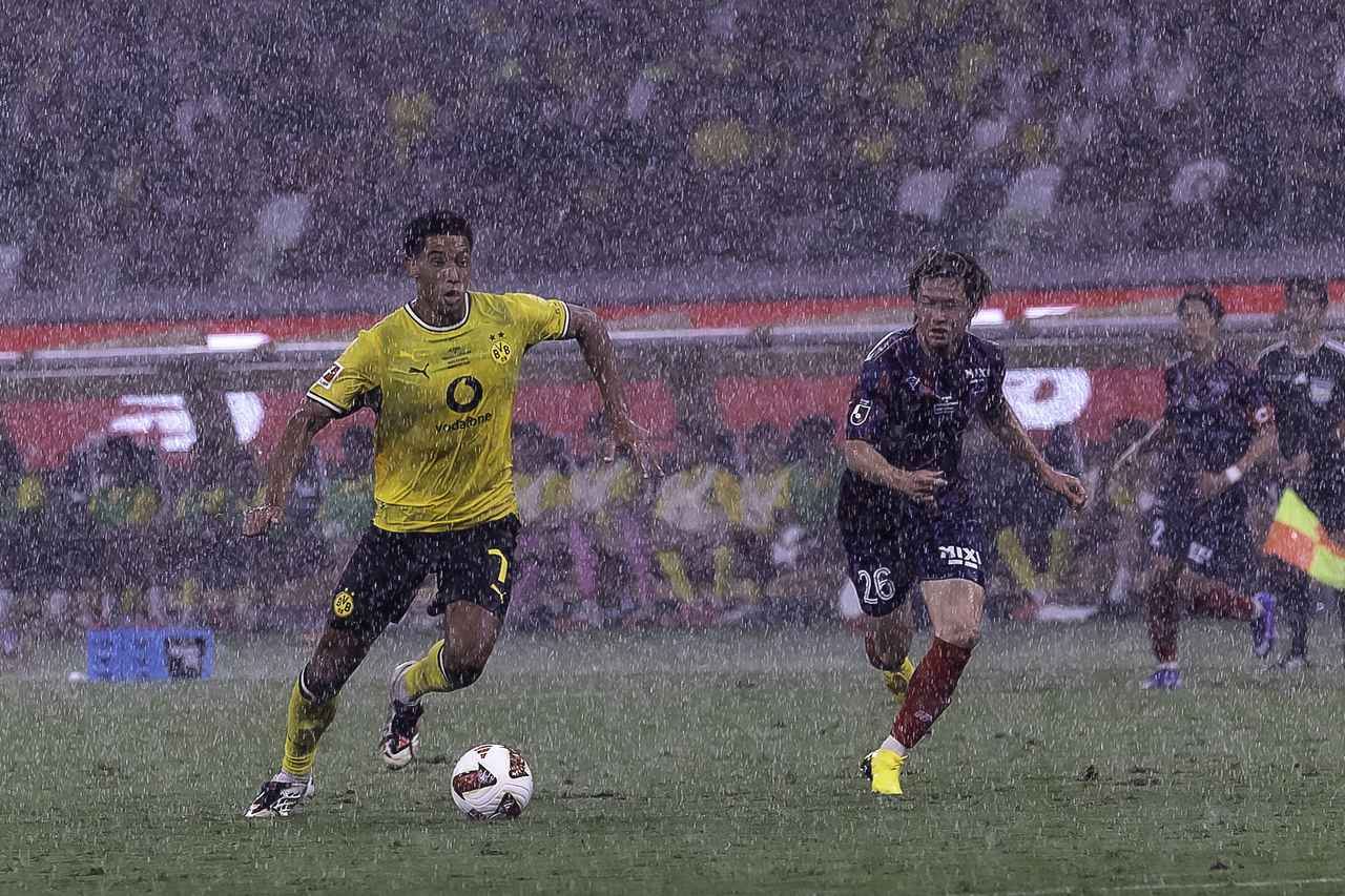 画像: (C)Tomo Sodeyama 豪雨が降りしきる中、ボールを運ぶジョーブ・ベリンガム選手