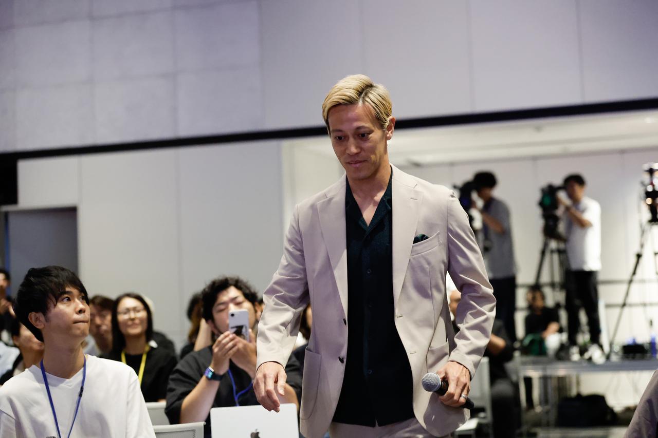 画像: (C)主催者提供 大きな拍手と共に会見上に現れた本田圭佑氏