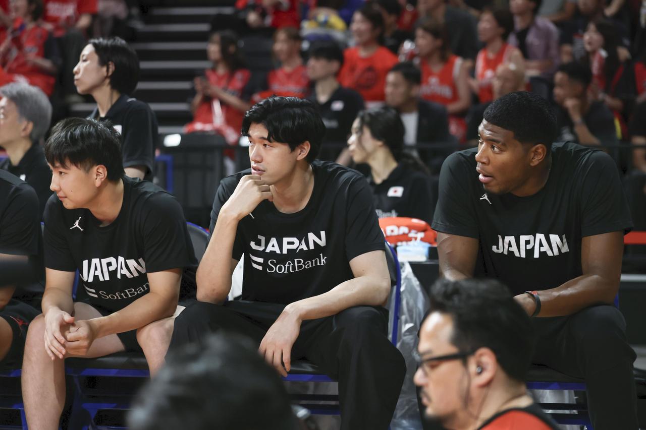 画像: 日本―韓国 第1クオーター、戦況を見つめる八村(右)ら=有明アリーナ