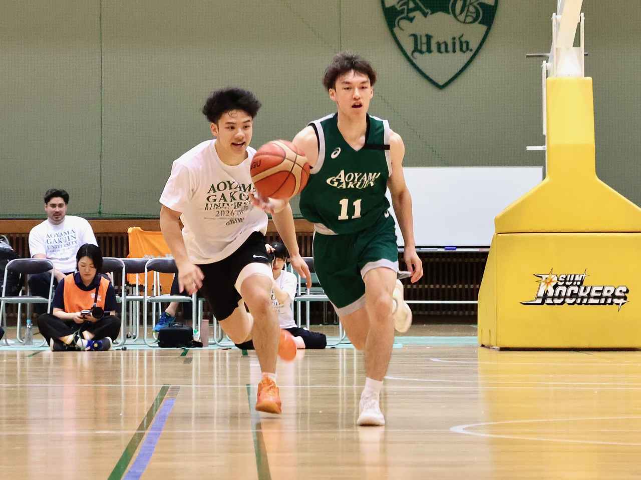 画像: 新井翔太（島根スサノオマジック）、深見 響敏（#11) （C) 青山学院男子バスケットボール部