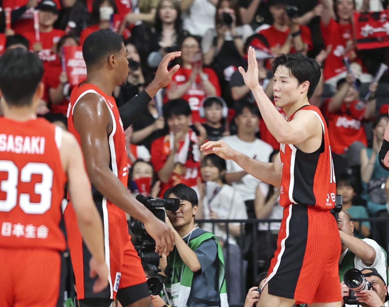 画像: 日本―韓国 第2クオーター、日本の得点を喜ぶ八村(左)と馬場=有明アリーナ