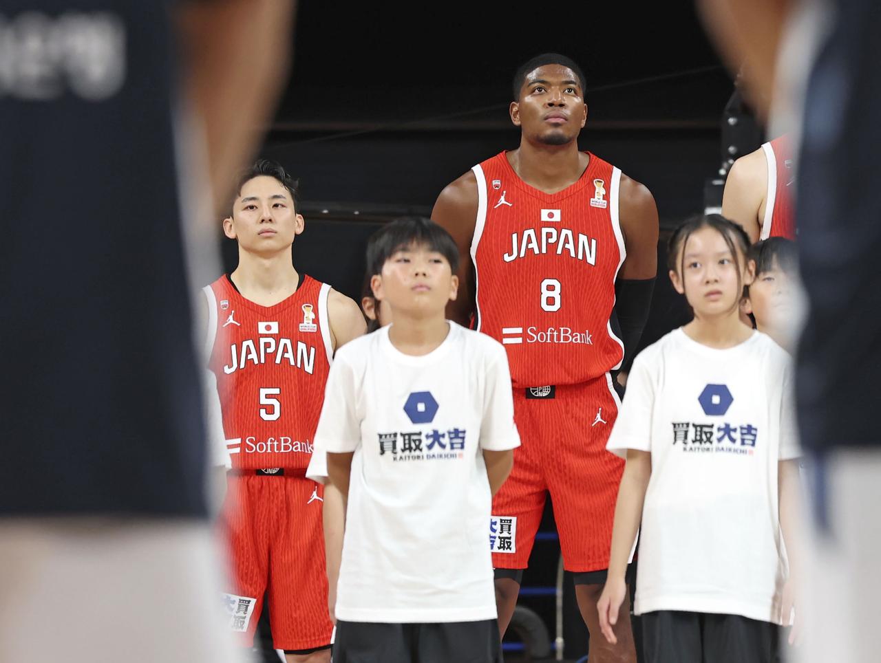 画像: 韓国戦を前に国歌斉唱を聞く八村塁選手(後ろの列の右)ら=15日、東京・有明アリーナ