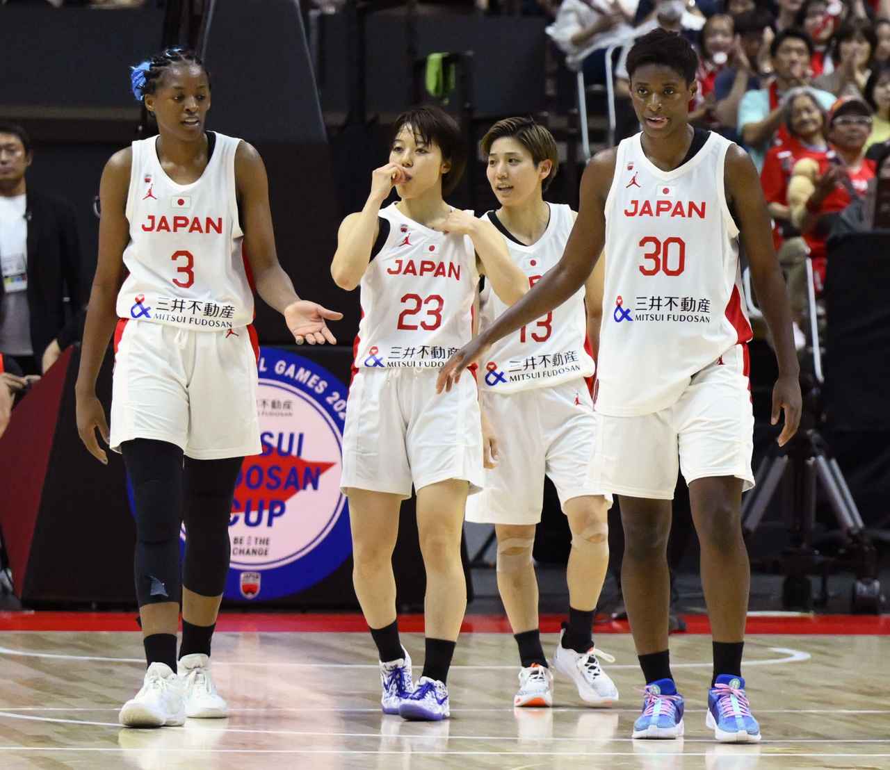 画像: オーストラリアとの強化試合に出場したバスケットボール女子の馬瓜エブリン(右端)とステファニー(左端)姉妹=2024年6月、北海きたえーる