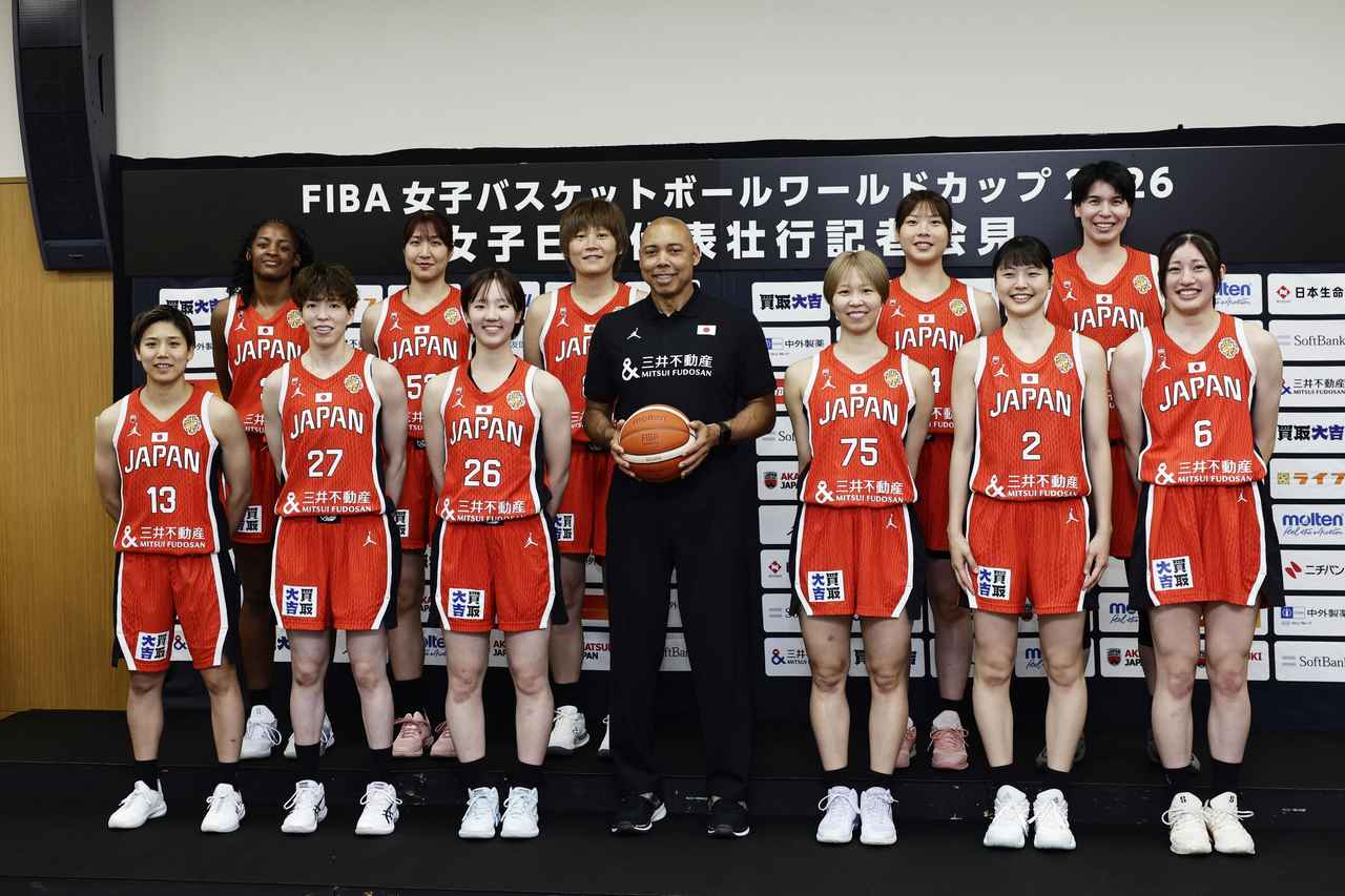 画像: バスケットボール女子W杯に臨む日本代表の田中(前列左から3人目)、馬瓜ステファニー(後列左端)ら。中央はゲインズ監督=20日、東京都内