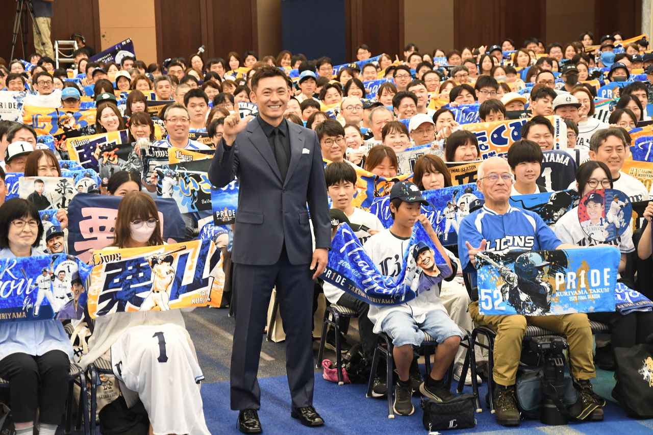 画像: (C)　引退会見を終えた栗山選手は、朝早くから会場に集まったファンらと記念撮影に臨んだ