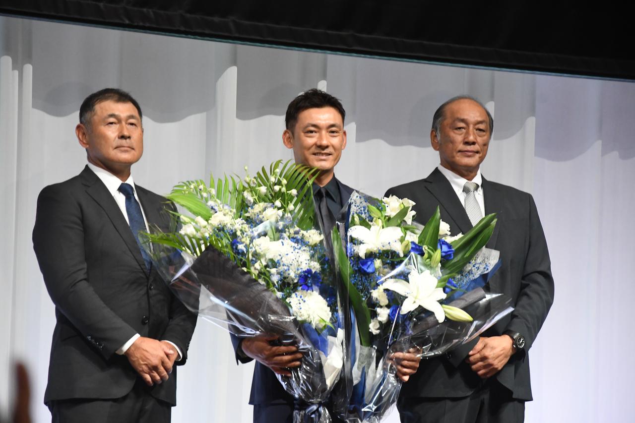 画像: (C)JUN.S　2008年に日本一を達成した時の指揮官だった渡辺久信氏、入団時に二軍監督として出会った田辺徳雄氏が会見後に登場し、25年の現役生活を労った。