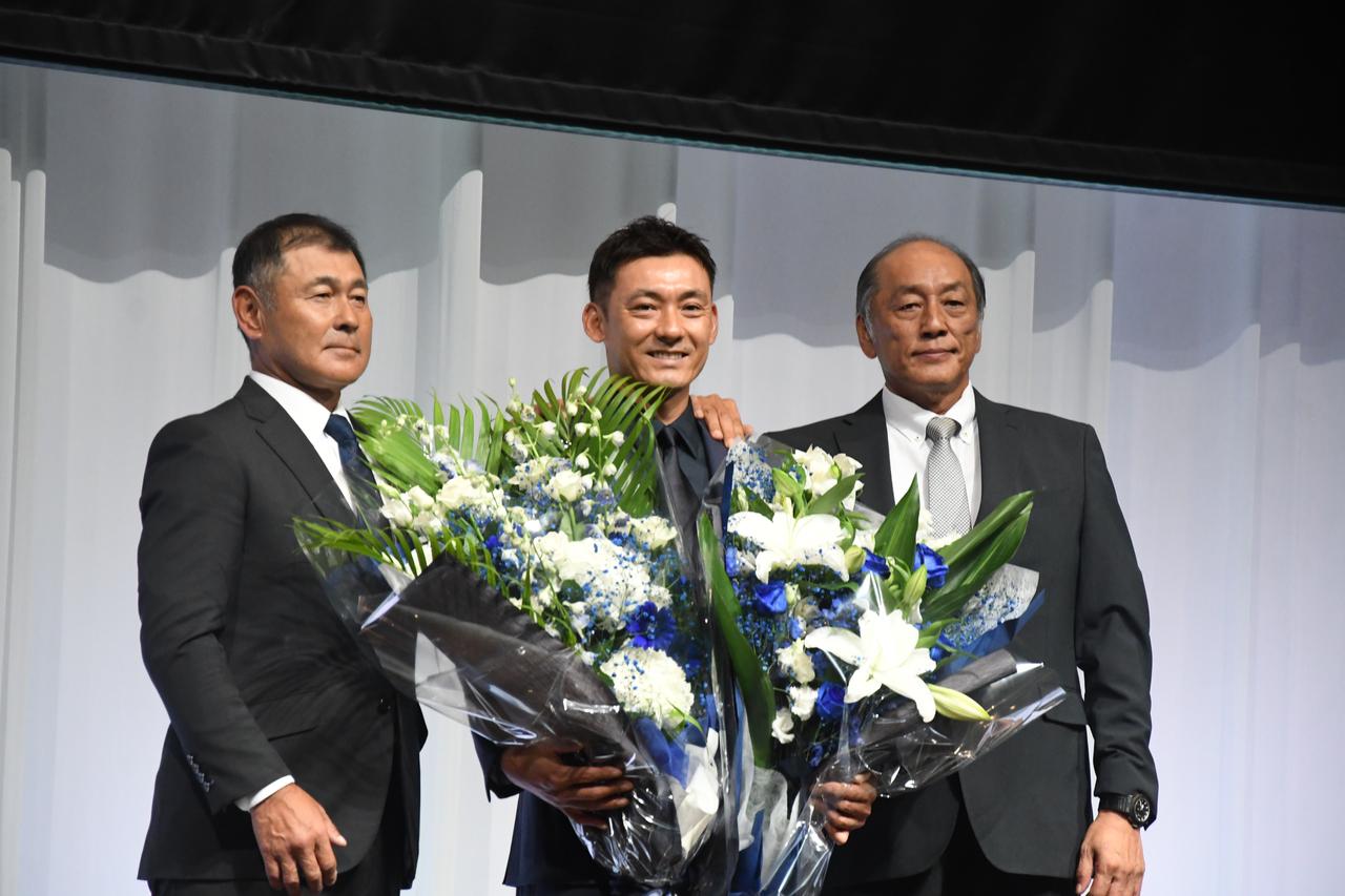 画像: (C)JUN.S 引退会見で、田辺徳雄氏（左）、渡辺久信氏（右）から花束を受け取り、記念撮影に臨む栗山巧選手