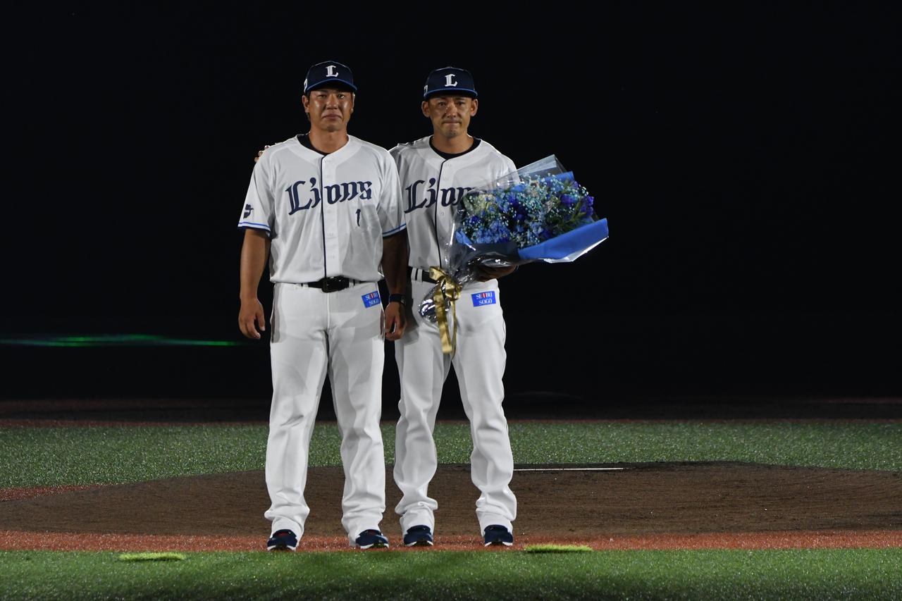 画像: (C)JUN.S 2008年に西武ライオンズの日本一に貢献したのち、巨人と東北楽天を経て、2024年にチームに復帰した炭谷銀仁朗選手からも花束を受け取った。