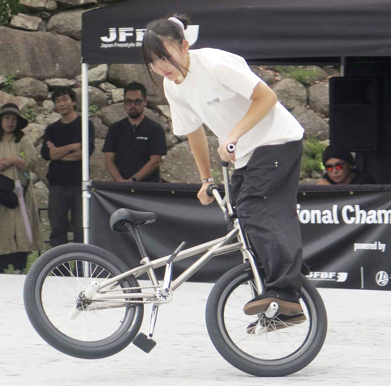 画像: 全日本BMXフリースタイル選手権の女子フラットランドで、技を披露する戸高千翠=5日、岡山市北区(共同)