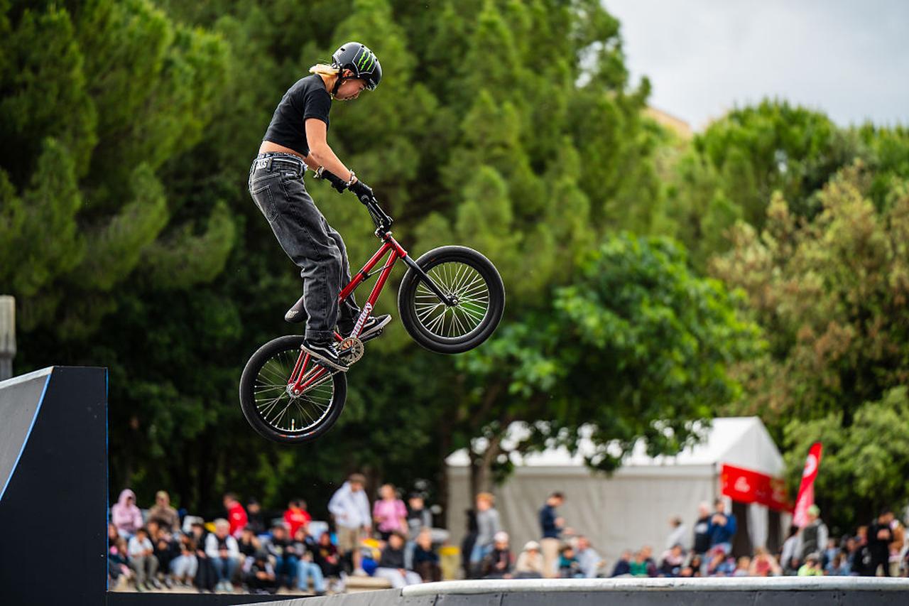 画像: 2026年5月14日、フランス・モンペリエで行われたUCI BMXフリースタイル・パーク・ワールドカップ女子予選に出場する内藤寧々。（Photo by Nano Calvo/VW Pics/Universal Images Group via Getty Images）