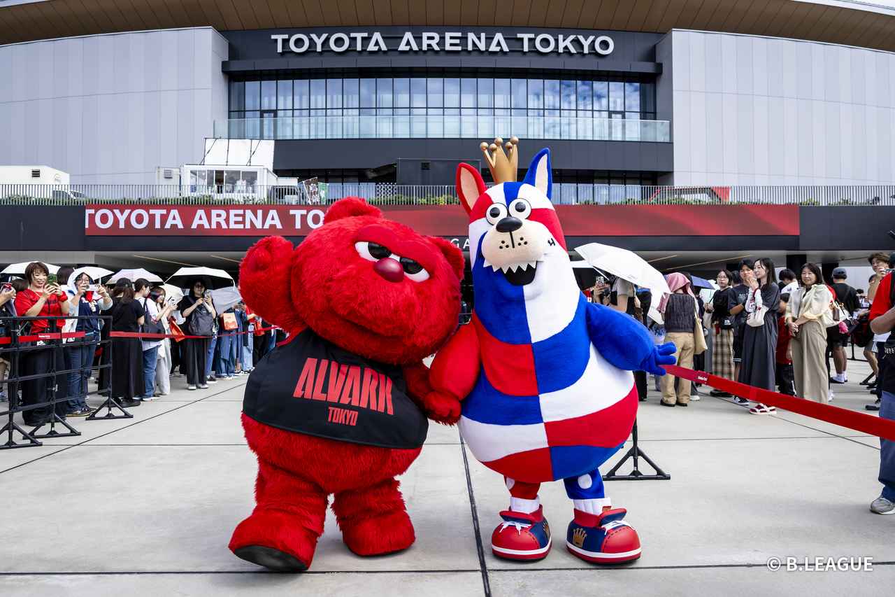 画像1: 10年ぶりの開幕カード。アリーナの光景は様変わり
