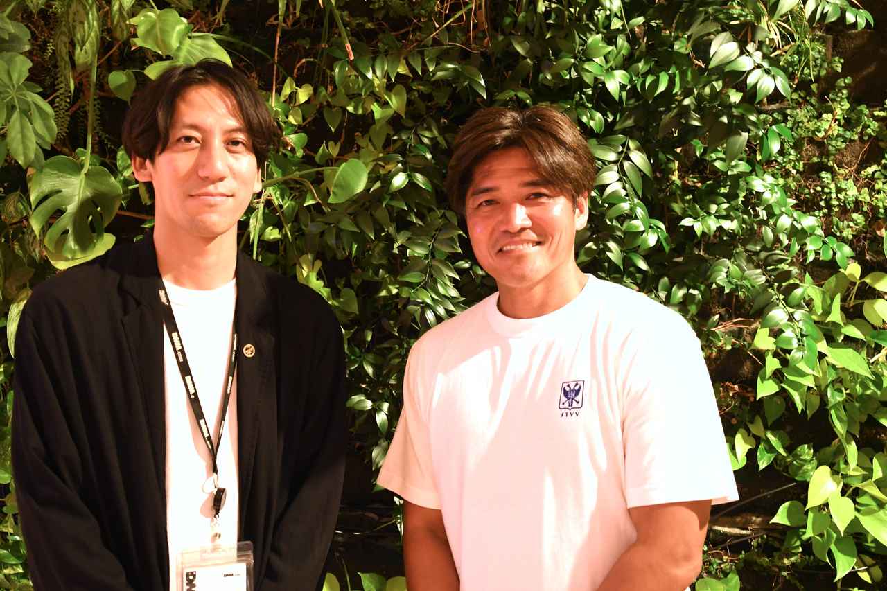 画像: (C)JUN.S　セッションを終え、写真撮影に応じてくださったDMM.comフットボール事業部の小出剛氏（左）と大久保嘉人氏