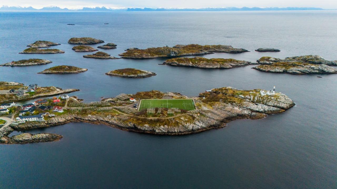 画像: 「世界で最も景色が美しいサッカースタジアム」絶海の孤島、アジアの城塞、北極圏まで - Qoly-Sports&the Style