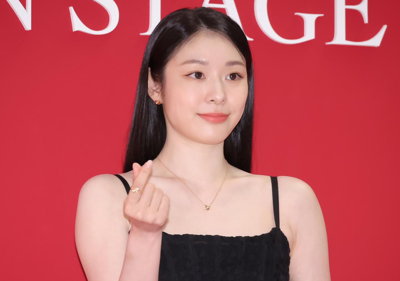 画像: 「顔が変わった?」の声も……キム・ヨナが赤いリップのメイク姿とニットの自撮りをで近影を公開