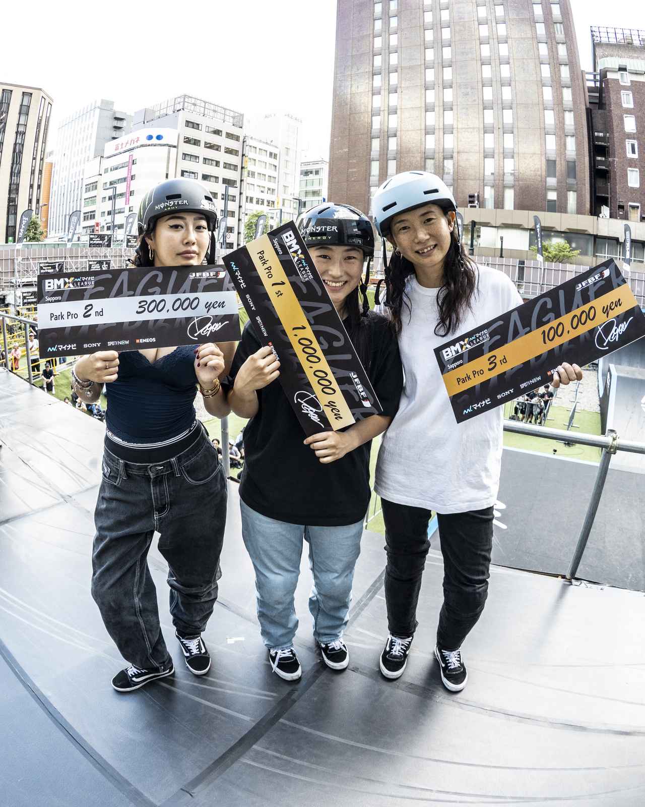 画像: マイナビ BMX League 第1戦(札幌)パーク・プロ女子で優勝で優勝した小澤美春=中央
