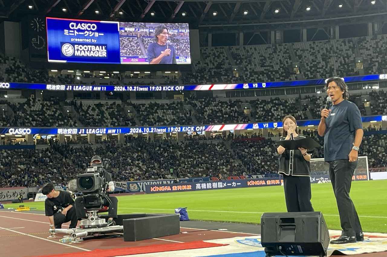 画像: 試合前にスタジアム内で行われたトークショーでは、『キックオフ!!F・マリノス』の小山愛理さんとともに会場を盛り上げた中澤氏。 (C)Qoly