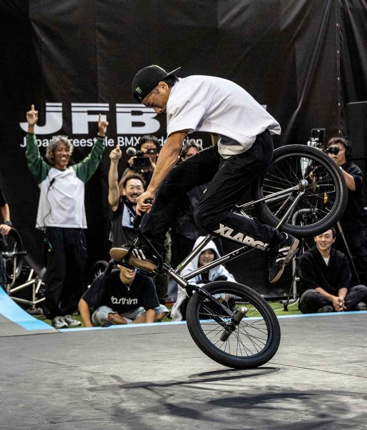 画像: マイナビ BMX League 第1戦(札幌)フリースタイル・フラットランド優勝した小澤美春=中央で