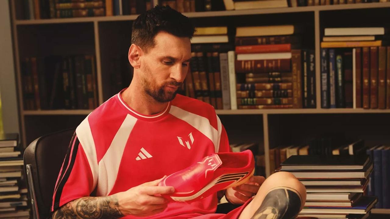 画像: メッシ、W杯後初のシグネチャースパイクは“赤”!adidasから新作『F50 MESSI』登場…テーマは「フットボールと家族」 - Qoly-Sports&the Style