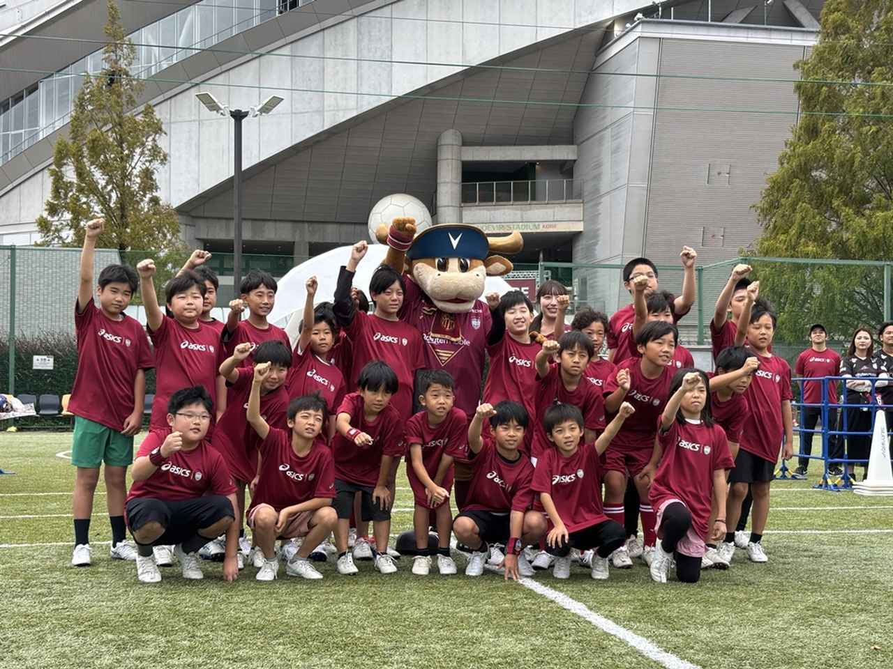 画像1: アシックス、神戸で小学生向けサッカーイベントを開催！スパイクを履いて「できた！」…親子でフラッグベアラーも体験