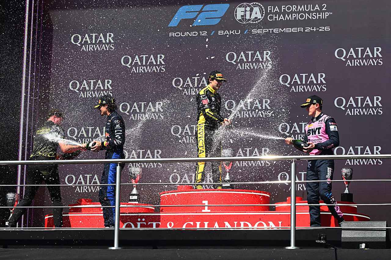 画像: 2026年9月26日、FIA F2アゼルバイジャン大会で優勝し、表彰台の中央でシャンパンファイトを楽しむラファエル・カマラ（インヴィクタ・レーシング）。（Photo by Mark Sutton - Formula 1/Formula Motorsport Limited via Getty Images）