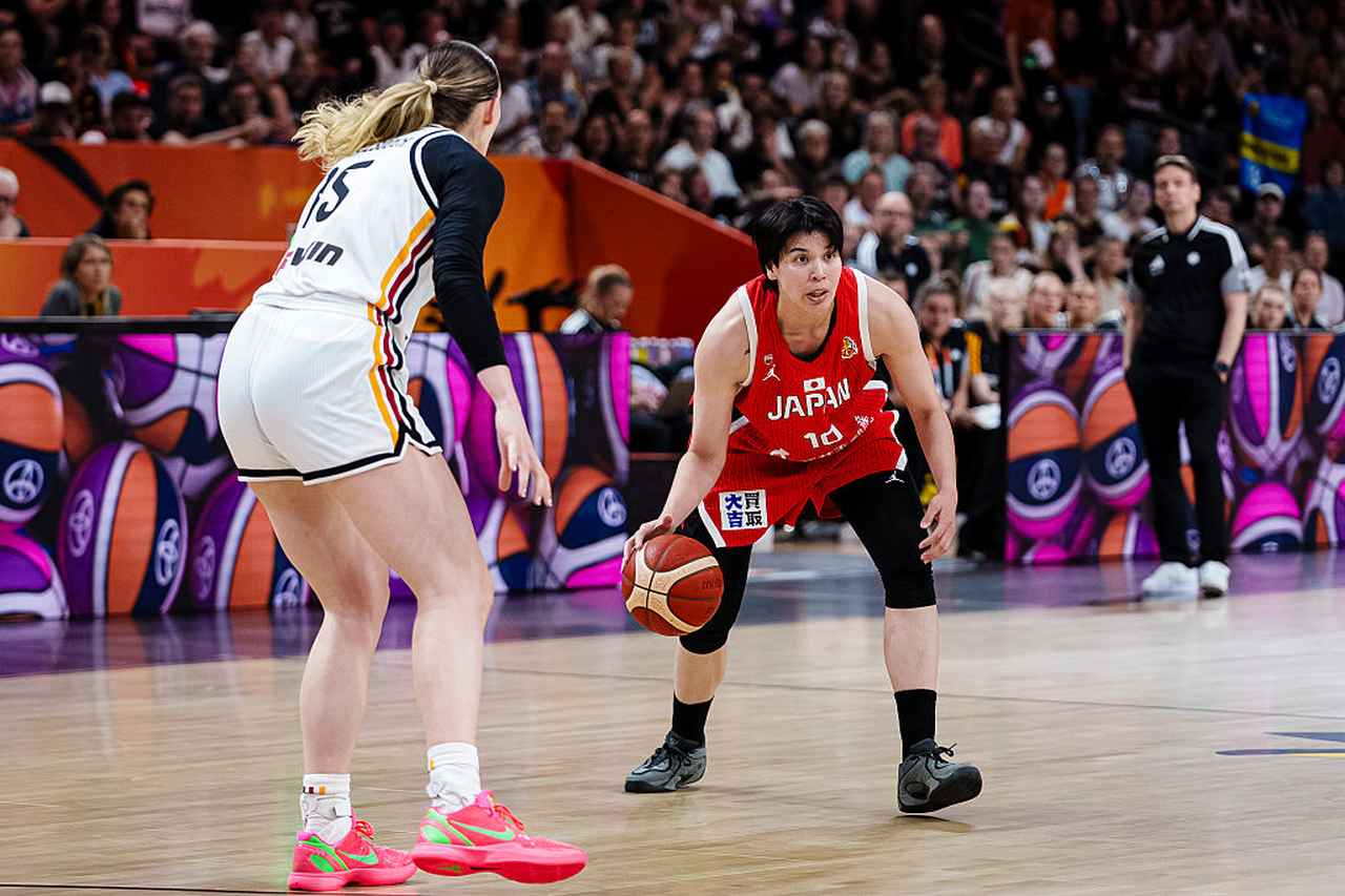 画像: 2026年9月5日、ドイツ・ベルリンで行われたFIBA女子バスケットボールワールドカップ2026のドイツ戦で、パスを狙う日本代表の渡嘉敷来夢。Photo by Lilou Cassin/Eurasia Sport Images/Getty Images