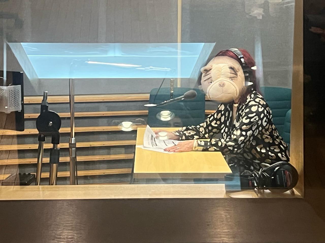 画像: アナブースに向かう摩季ネェ。しっかりマイクに向かってます！