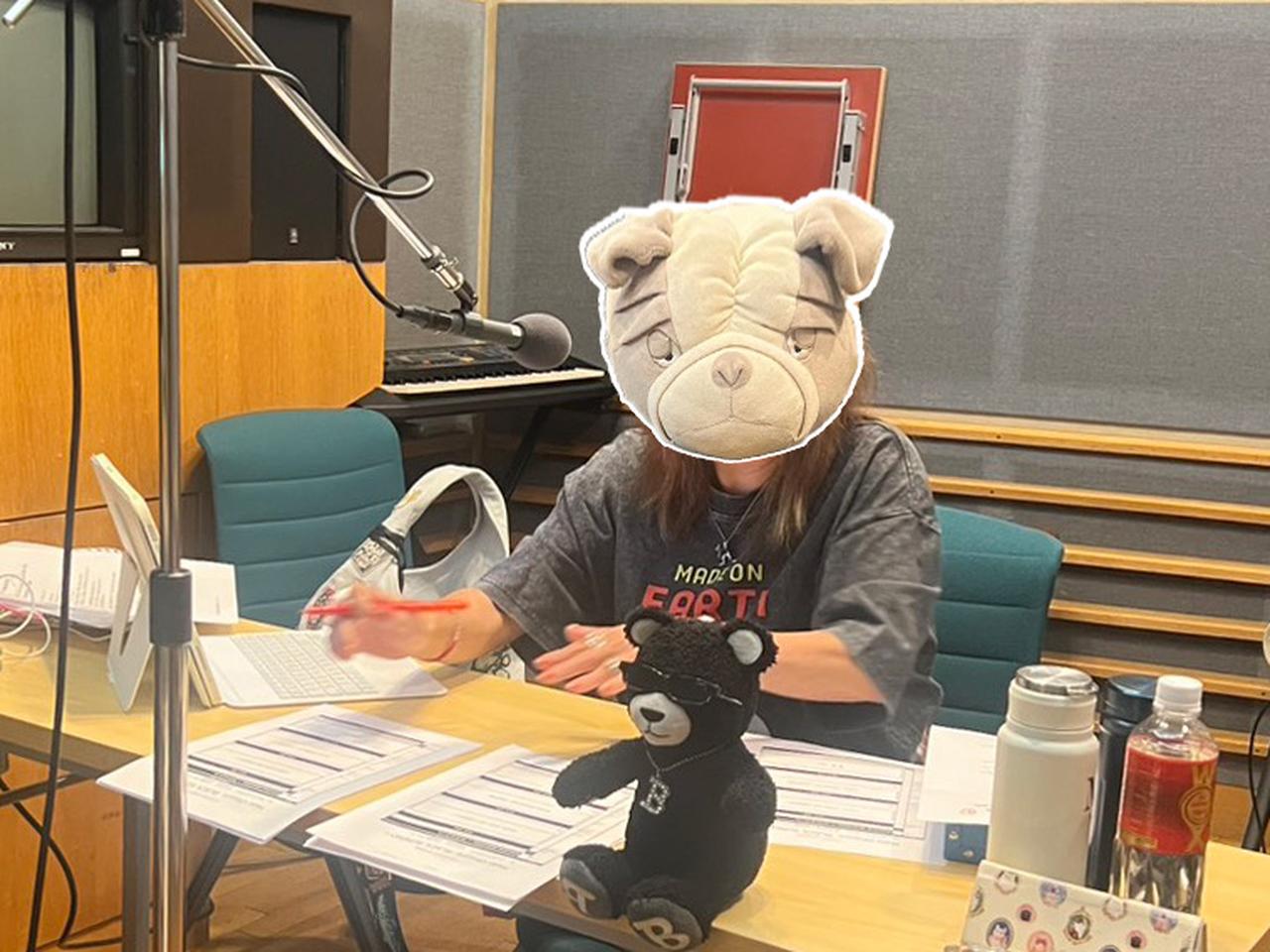 画像: 今週も相棒と共にリスナーメッセージを熟読してます。