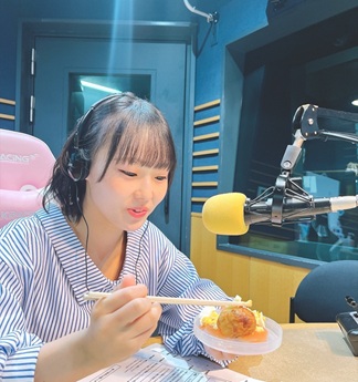 画像: たこ焼きを食べる！ともちゃ