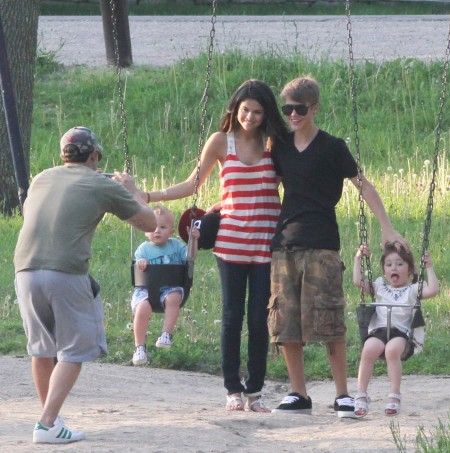 ジャスティンの腹違いの弟&妹と一緒に写真を撮る2人。写真を撮っているのはジャスティンのお父さん。