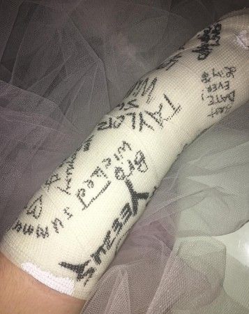 ギブスには、ロードと以前から仲が良いテイラー・スウィフトの名前や、意外にも、ラッパーのカニエ・ウェストのニックネームである「YEEZUS」という文字も。写真では確認できないものの、ほかにも多数セレブがメッセージを寄せていたよう。