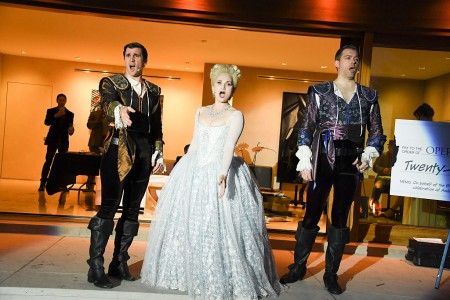 中世ヨーロッパ風の衣装に身を包んだオペラシンガーたちが熱唱。