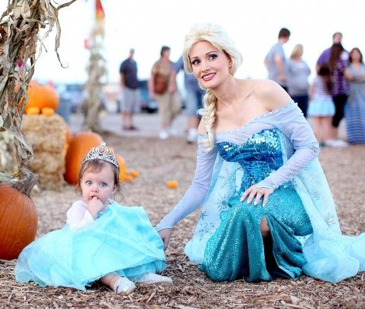 娘とエルサの仮装をした、元プレイガールのホリー・マディソン。
