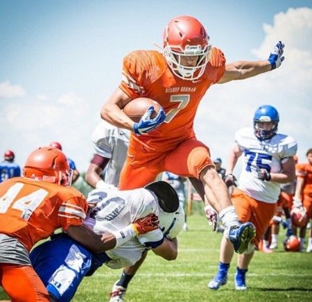 高校ではアメフト部のスター選手として活躍。祖父譲りのマッチョ体型に磨きをかけた。