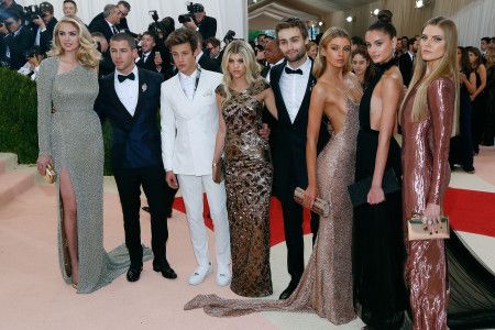 2016年5月のメットガラには、ヴィクシーモデルやニック・ジョナスなど若手セレブと一緒に出席。ソフィアは中央。