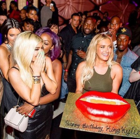 カイリー・ジェナー Kylie Jenner 誕生日 ケーキ