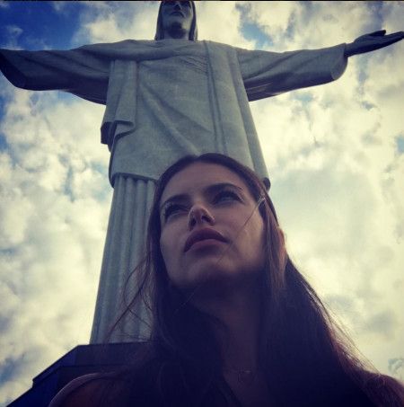 アドリアナは母国語で「恵まれた都市、これまでの私の成功とこの瞬間に感謝するわ」とコメント。Ⓒ Adriana Lima