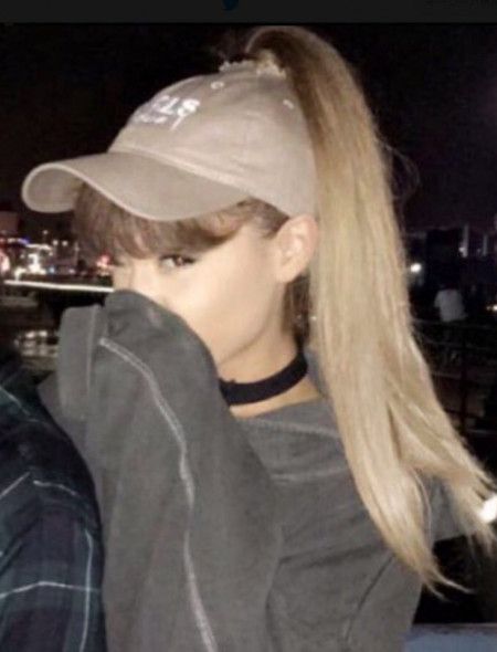 アリアナ・グランデ ariana grande キャップ ハイポニーテール 穴