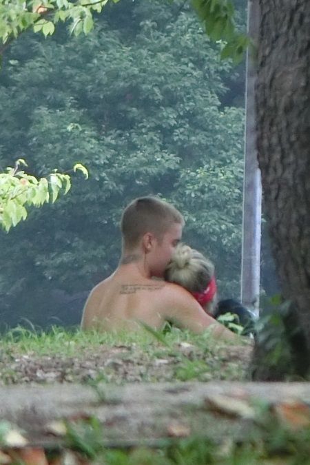 ジャスティン・ビーバー、ソフィア・リッチー、上野恩賜公園、日本、デート、Justin Bieber cuddles rumoured new girlfriend Sofia Richie in a Japanese park